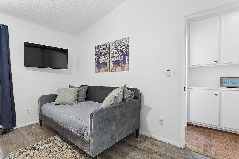 Day bed perfect for a sibling, roommate or overnight guest with new twin mattress. 