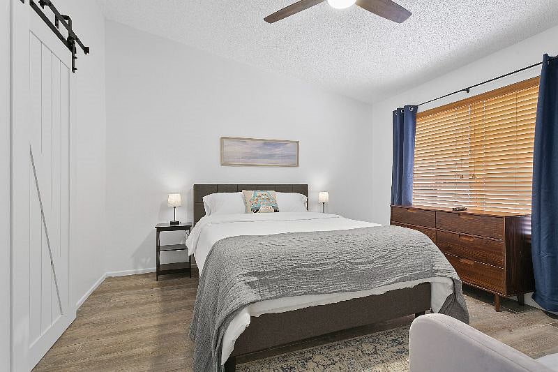 Queen bed in the 2nd bedroom.