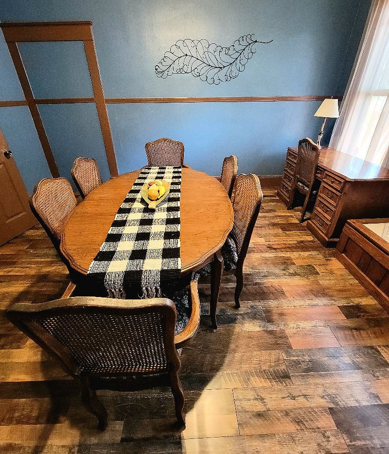 Dining room: Table with seating for 6