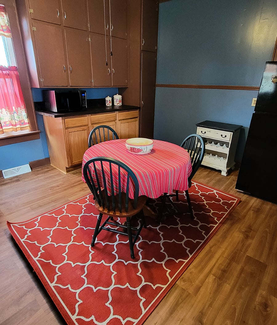 Kitchen: Microwave, fridge