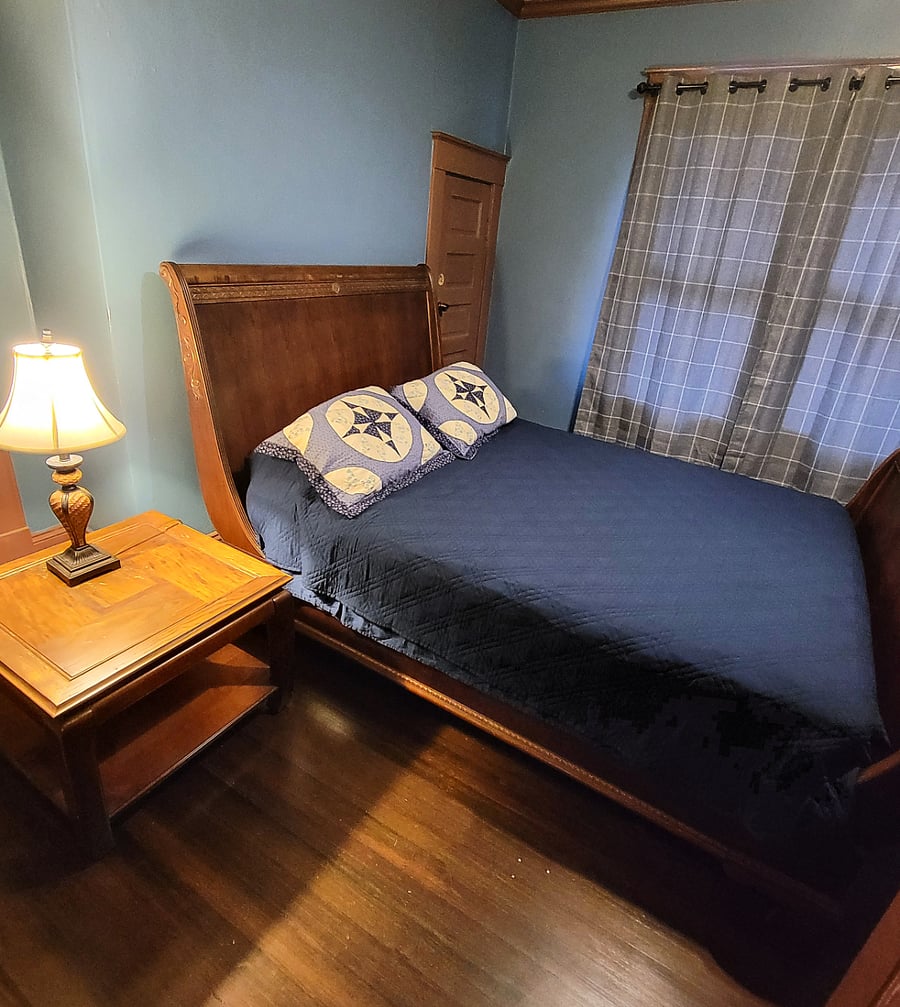 Bedroom 1: Queen size bed