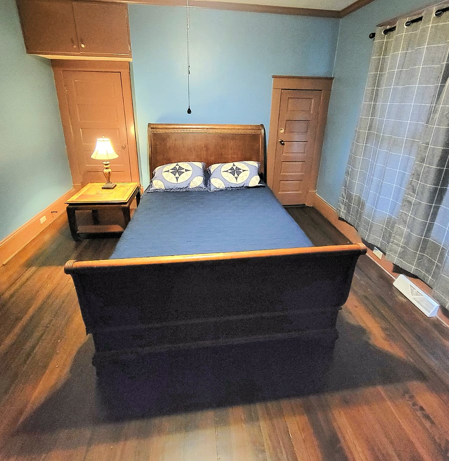 Bedroom 1: Queen size bed