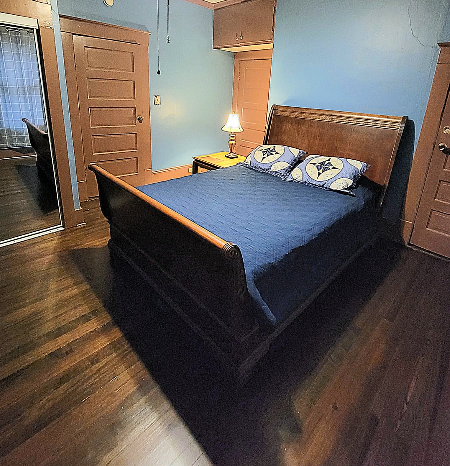 Bedroom 1: Queen size bed