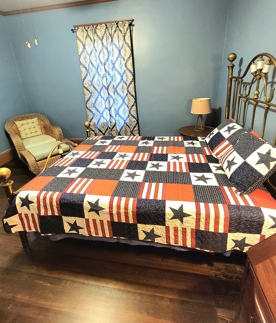 Bedroom 2: Queen size bed