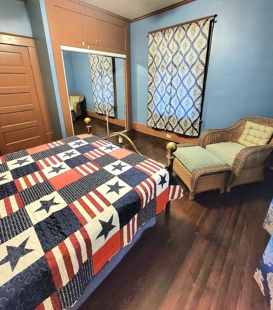 Bedroom 2: Queen size bed
