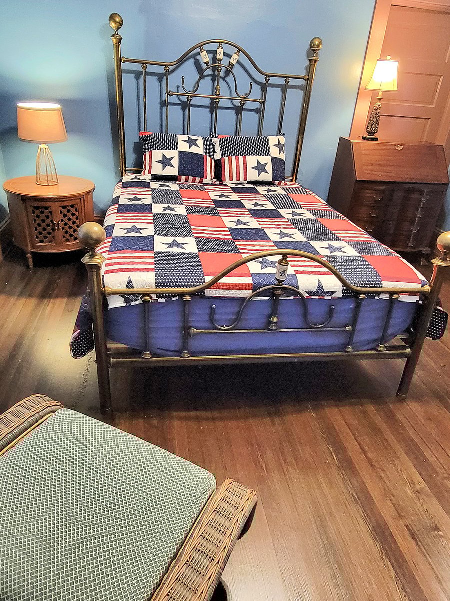 Bedroom 2: Queen size bed