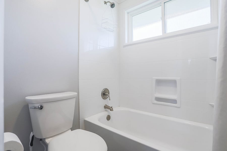 Full tub and shower in main floor bathroom