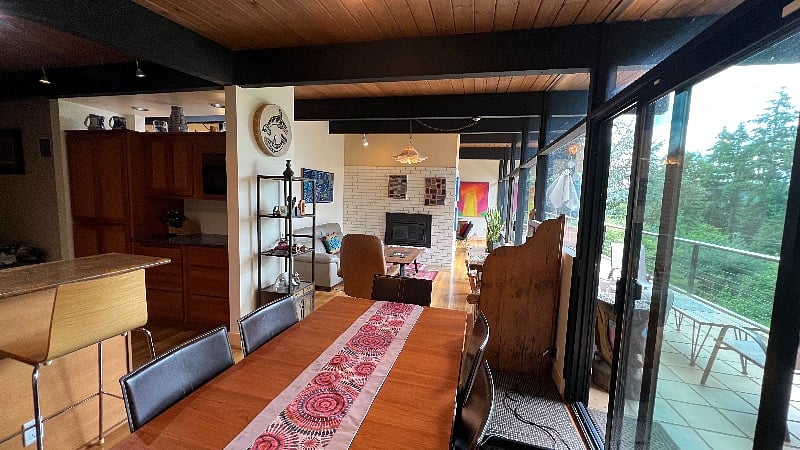 Dining Area. Direct access to Deck