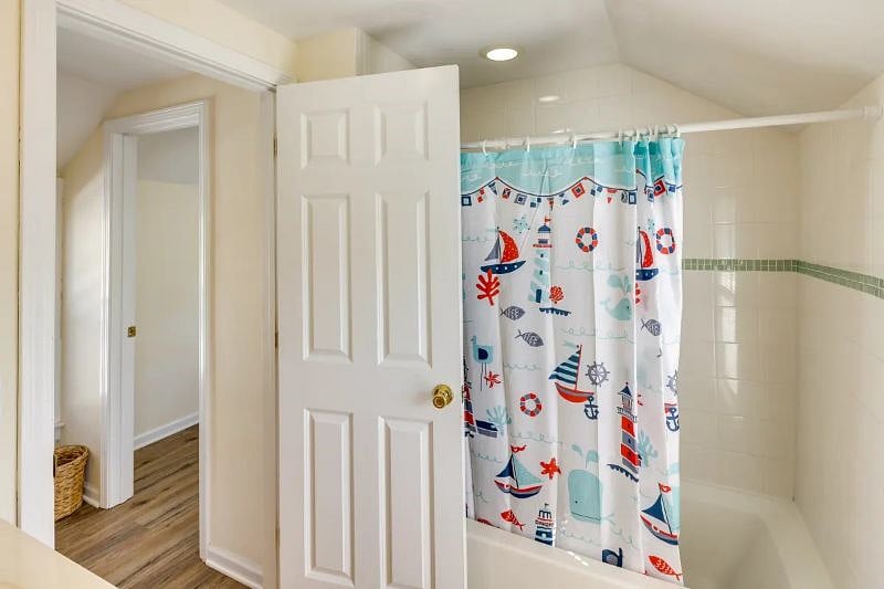 upstairs full bath