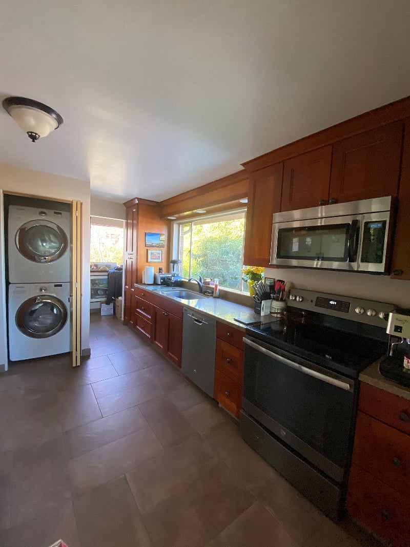 Kitchen and washer/dryer