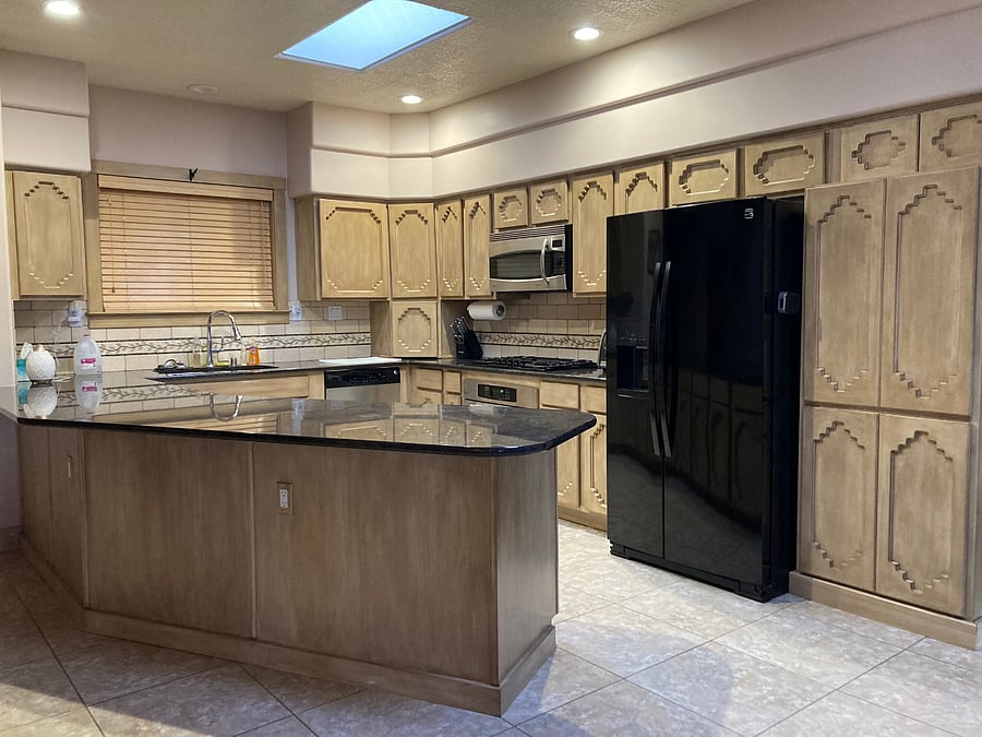 Kitchen with eat-in counter island