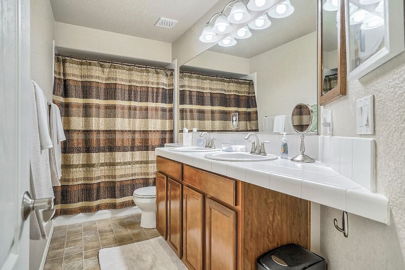 Upstairs hall Bathroom locate on the second level near the laundry room