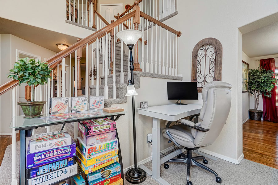 Whether you need to tackle tasks at the computer, attend virtual meetings, or simply want to change your posture, our stand-up sit-down desk ensures you have the freedom to work comfortably. Ergonomic Lazy-Boy office chair.