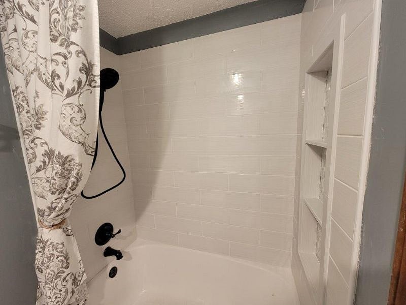 Upstairs hall bathroom for bedroom 2&3