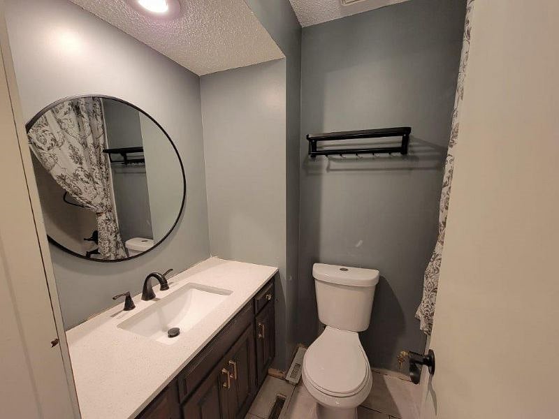 Upstairs hall bathroom with tub/shower