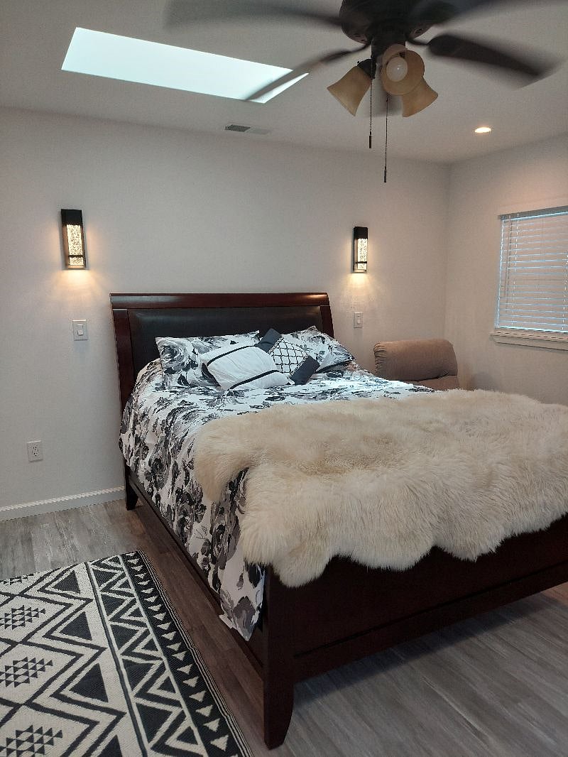Master queen bed