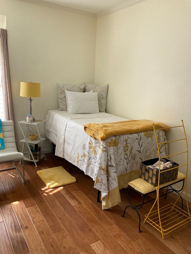 guest suite daybed converts to king bed