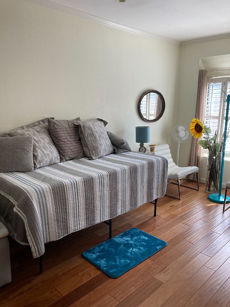 guest suite daybed converts to king bed