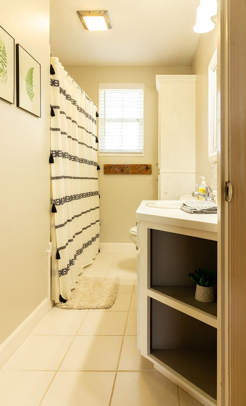 Hall bath with shower and jet-tub
