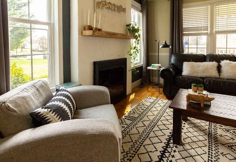 Living Room views of the neighborhood