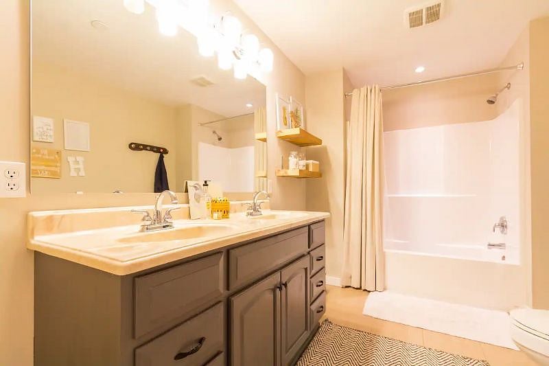 Big Master Bath to get ready in - with shower and tub