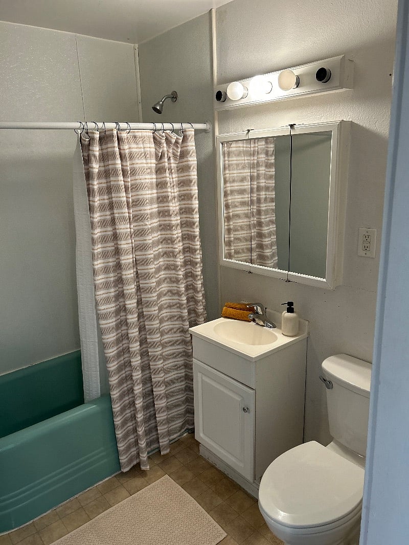 Cute turquoise bathtub!
