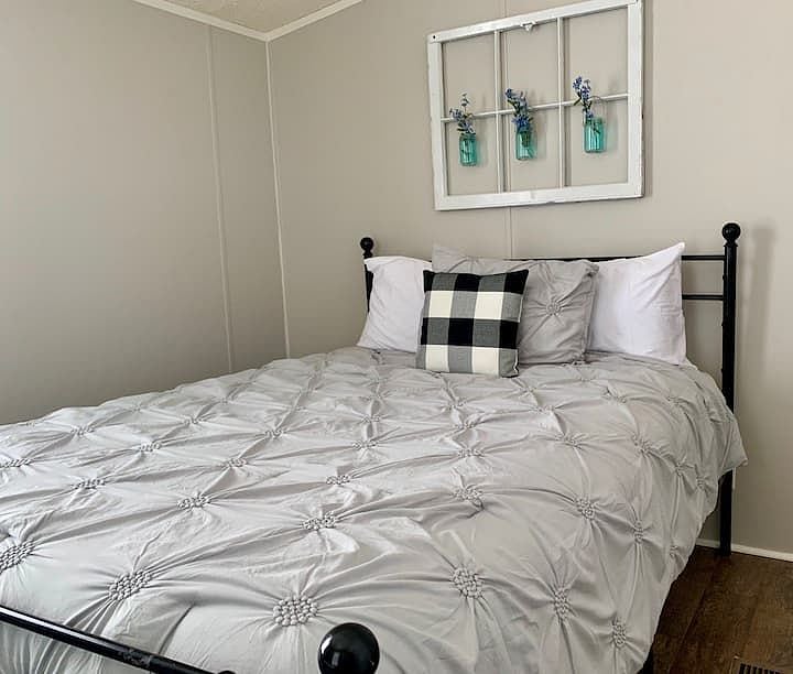 Bedroom 2 (Queen)