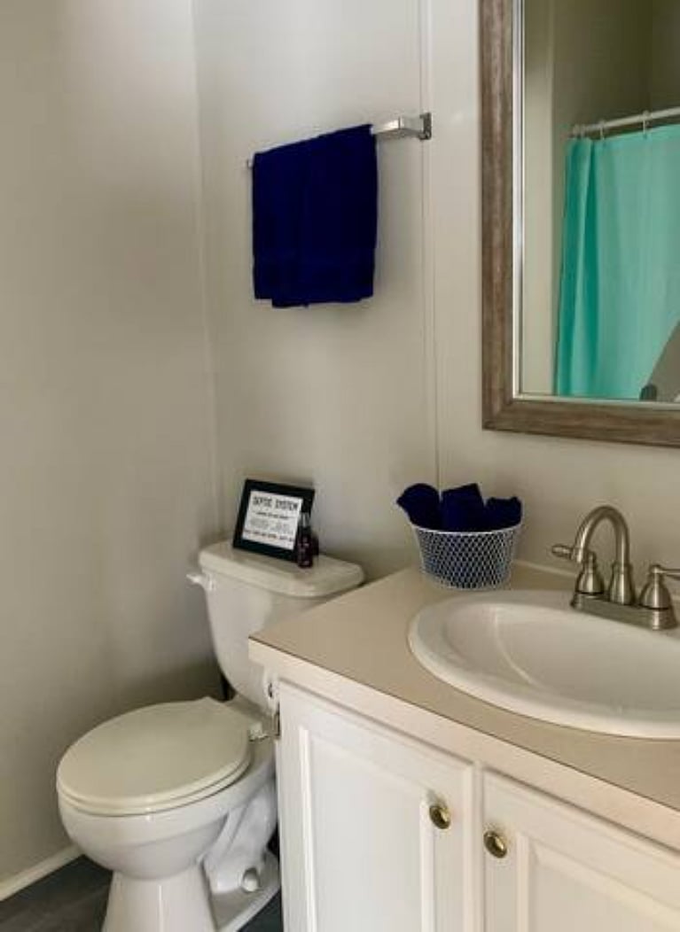 Hallway bathroom with shower/tub
