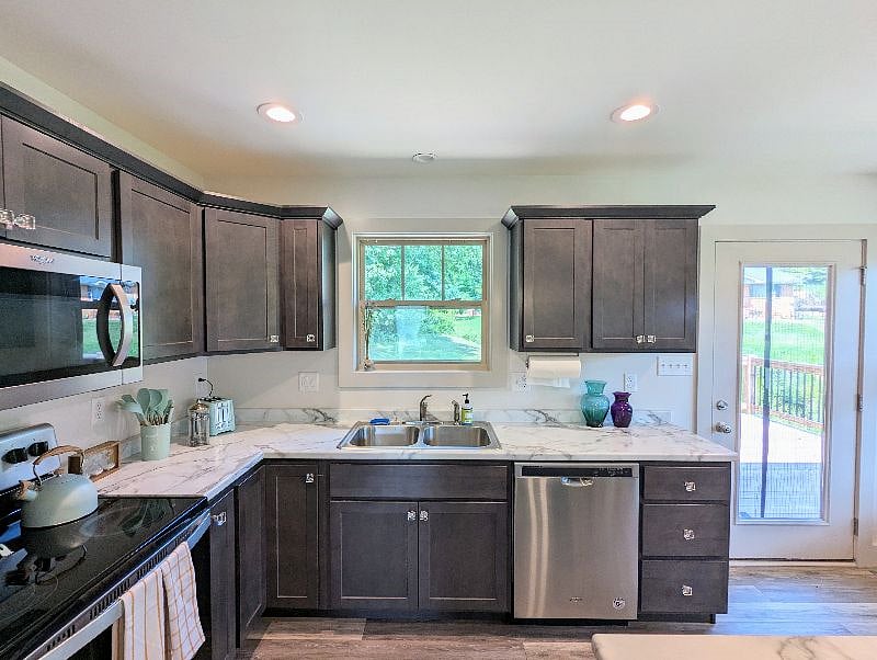 Stocked with tea, coffee, and a few kitchen essentials, the kitchen has all the equipment needed to cook up a meal. It has brand new appliances including an ice maker, dishwasher, oven, and microwave. We've also stocked up on Tupperware for easy leftover-lunches.