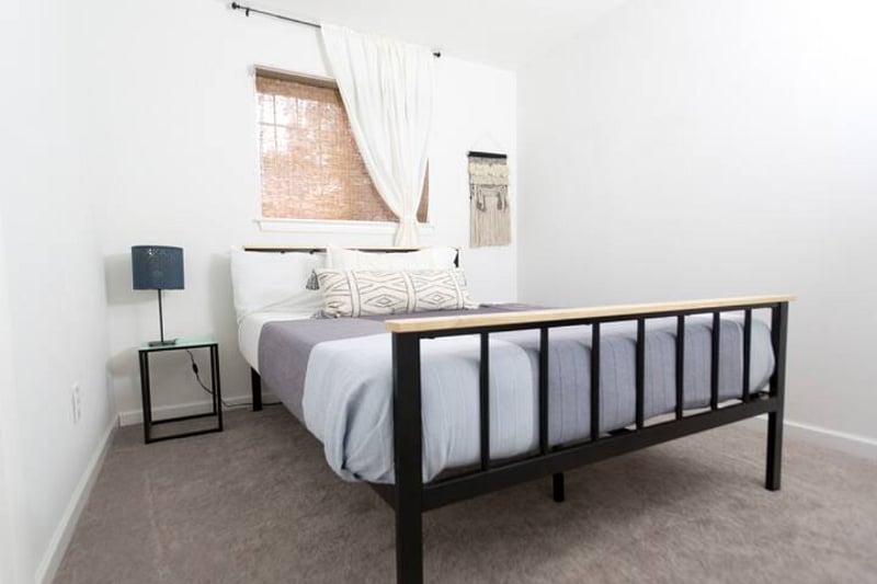 Guest bedroom 1 with Queen