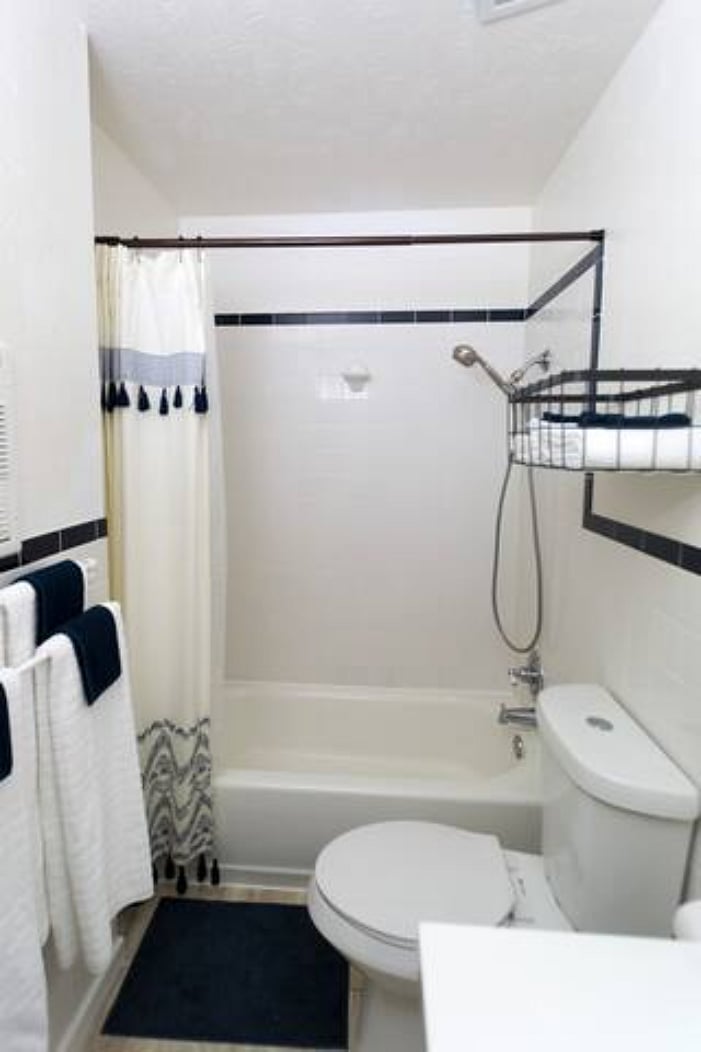 Hall bathroom with tub/shower