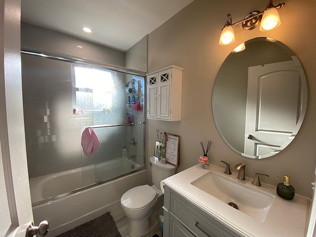 Shared full bathroom with lots of natural light!
