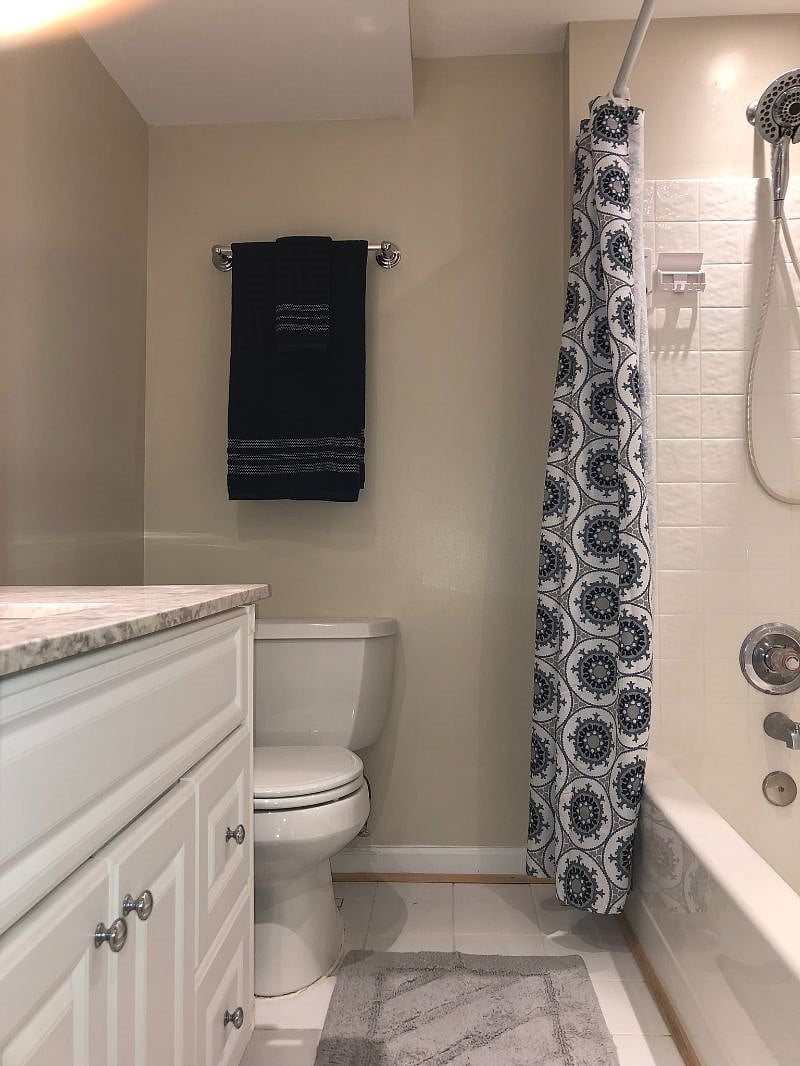 Full Bath with granite counter