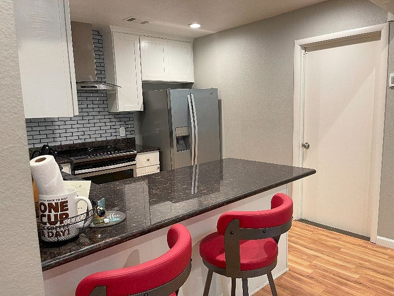 Breakfast Countertop with barstools