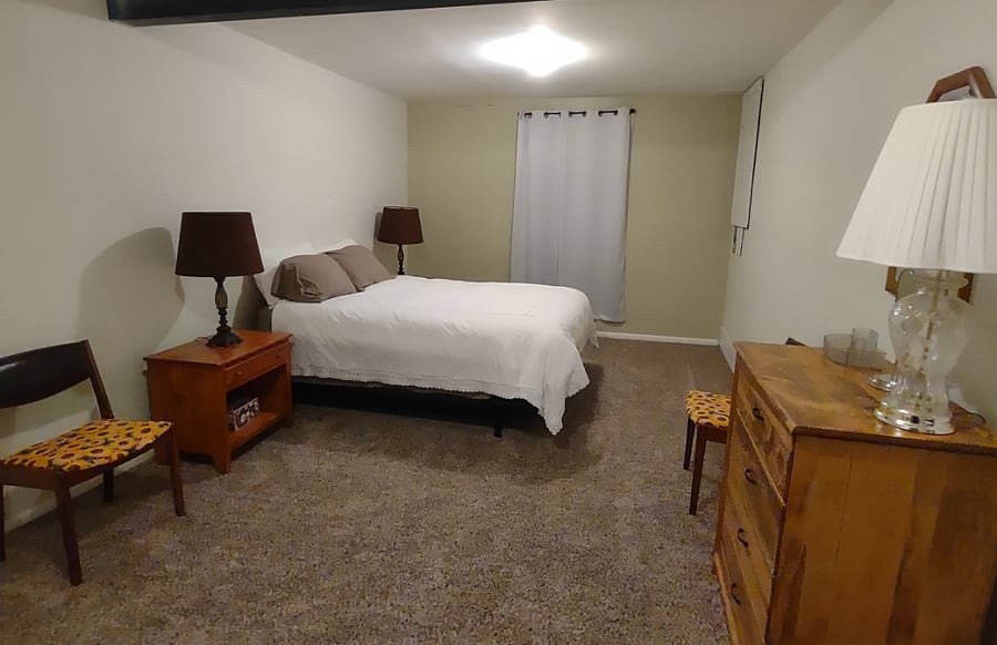 Bedroom w/queen bed.