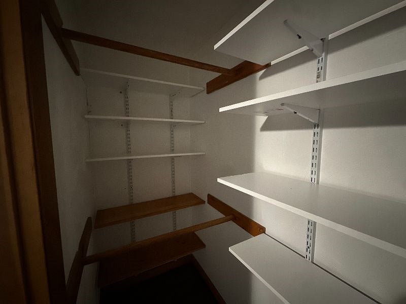 ROOM 2 CLOSET