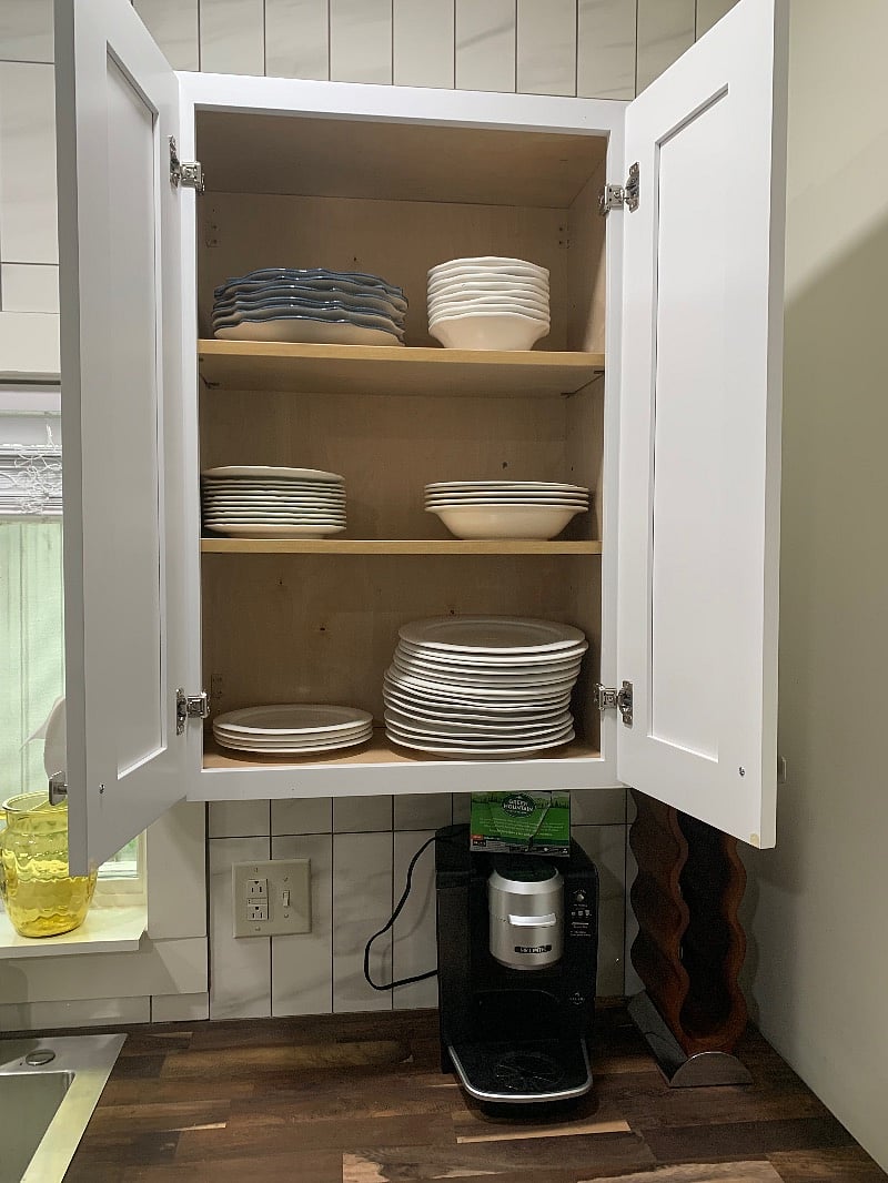 Plenty of good plates and bowls
