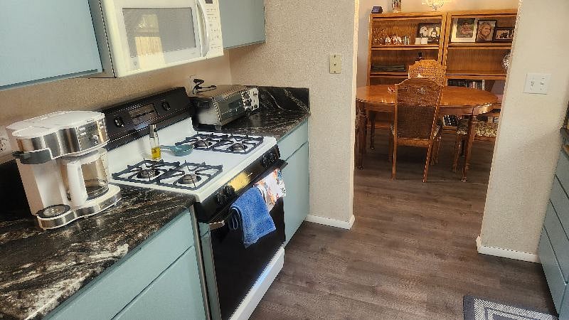 Gas Stove with Microwave Above