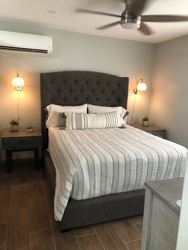 Very calm and inviting one bedroom with queen bed. Organic cotton sheets and memory foam mattress.