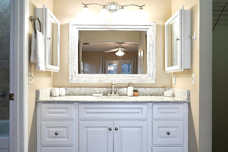 Full en suite bathroom inside primary bedroom.