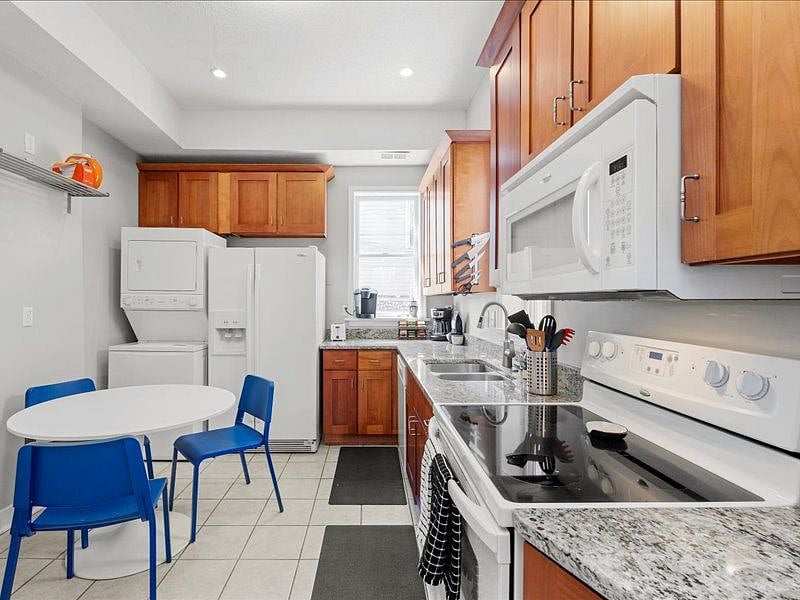 eat-in kitchen