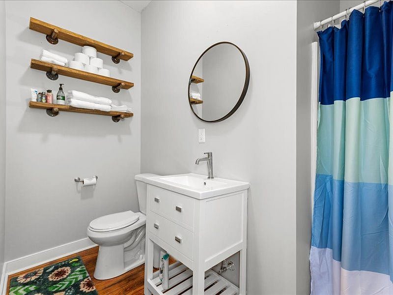 full ensuite bathroom