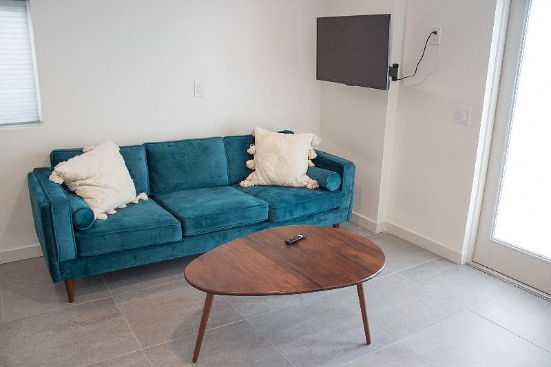 39" Smart TV + free wifi.