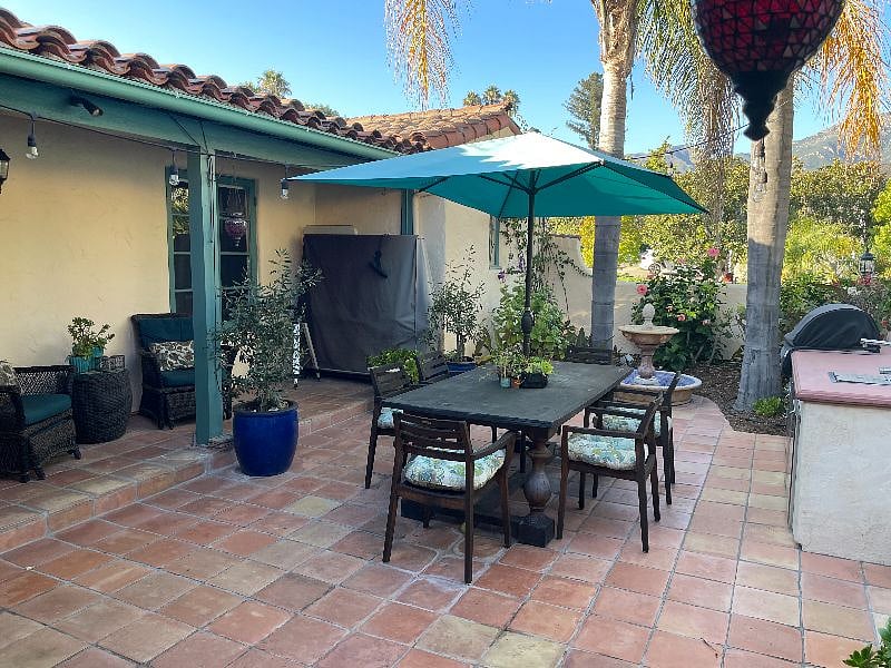 Courtyard dining area and built in barbecue, fridge and sink.