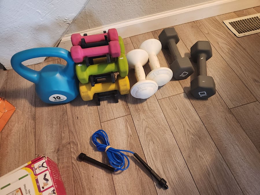 Some workout tools available to use. 