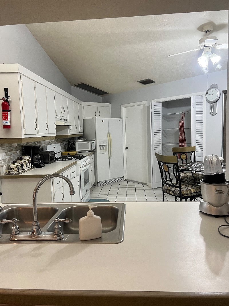 Full kitchen