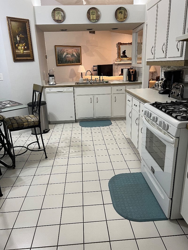 Full kitchen