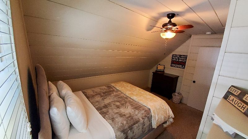 Bedroom #2-Queen-closet-dresser-Ceiling fan-window