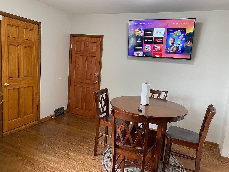 Nice dining area to enjoy good food and conversation!