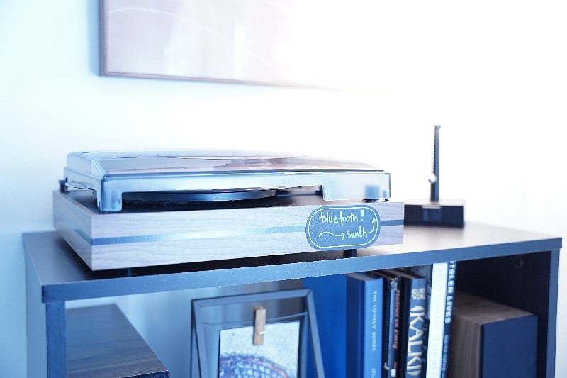 record player equipped with bluetooth speakers to play from your device  